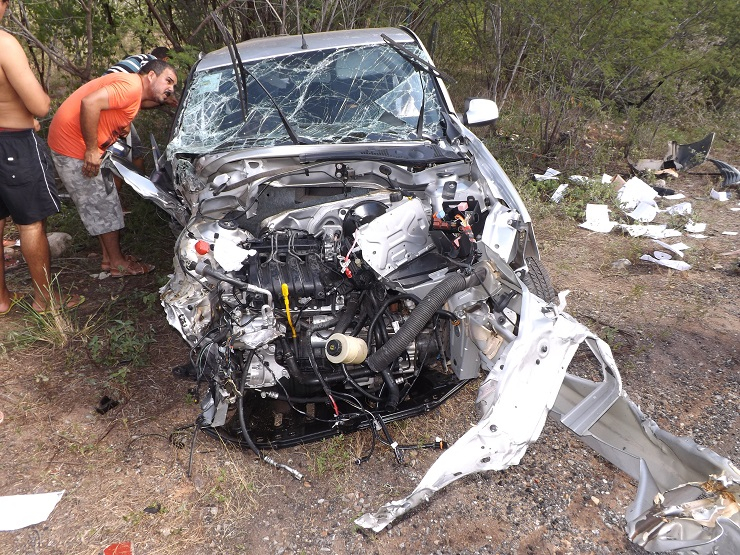 Colisão entre carro de passeio e carreta na BR 116 próximo ao Jorrinho mata motorista e deixa mulher gravemente ferida