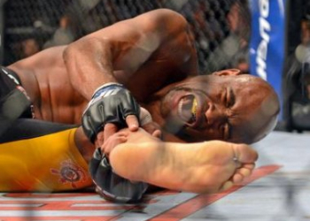 Anderson Silva tenta aplicar golpe e quebra a perna em luta de revanche