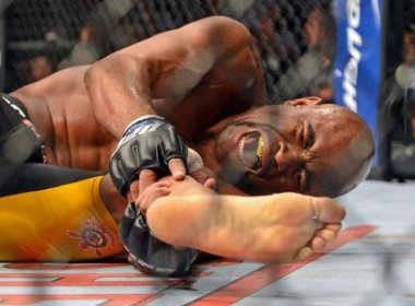 Anderson Silva tenta aplicar golpe e quebra a perna em luta de revanche