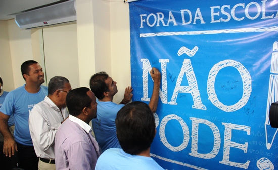 Coité – Campanha “Fora da Escola Não Pode” é assinada por prefeitos da Região Sisaleira