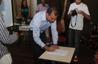 assis assina ordem de serviço