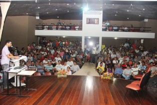 assis assina ordem de serviço.3