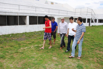 Prefeito vai ao estádio municipal, planeja o replantio do gramado e reforma