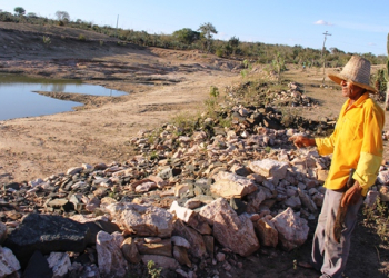 Valente – BA: pensando em fazer melhor aproveitamento da água, agricultor de 69 anos cerca barragem com pedras