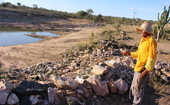 Valente – BA: pensando em fazer melhor aproveitamento da água, agricultor de 69 anos cerca barragem com pedras