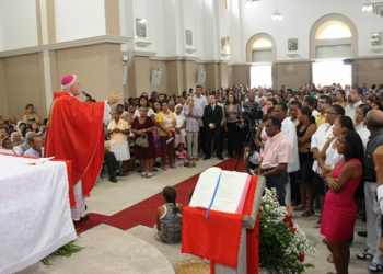 Santaluz III : durante missa de Santa Luzia bispo chama atenção dos políticos e fotógrafos