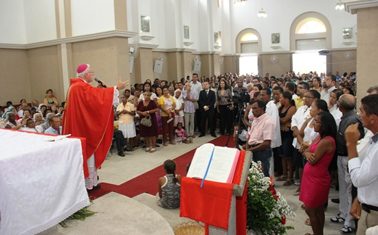 Santaluz III : durante missa de Santa Luzia bispo chama atenção dos políticos e fotógrafos