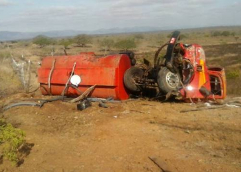 Caminhão pipa se divide ao meio na zona rural de Cansanção