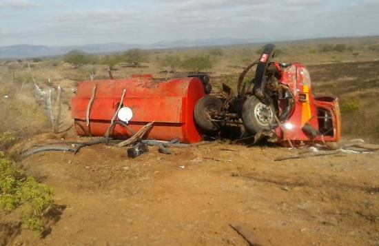 Caminhão pipa se divide ao meio na zona rural de Cansanção