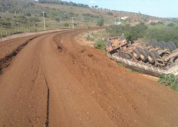 Mairi – Carreta carregada de móveis tomba na BA 130