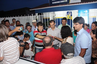 Assis e Alex passam a chave do carro a administradora do Distrito Marli Mota