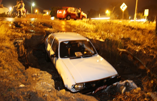 Moto levada pela correnteza, carro afunda e casa quase desabou resultado das chuvas em Coité