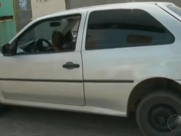 Menino é flagrado dirigindo carro em Feira de Santana (Foto: Reprodução/ TV Subaé)