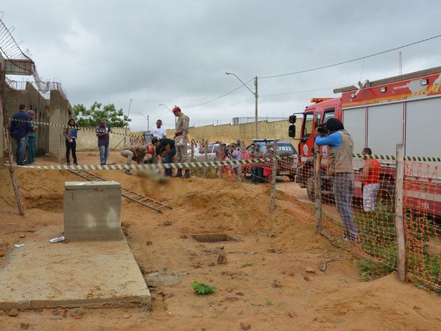 Homem é encontrado morto em buraco de 2m em terreno de creche
