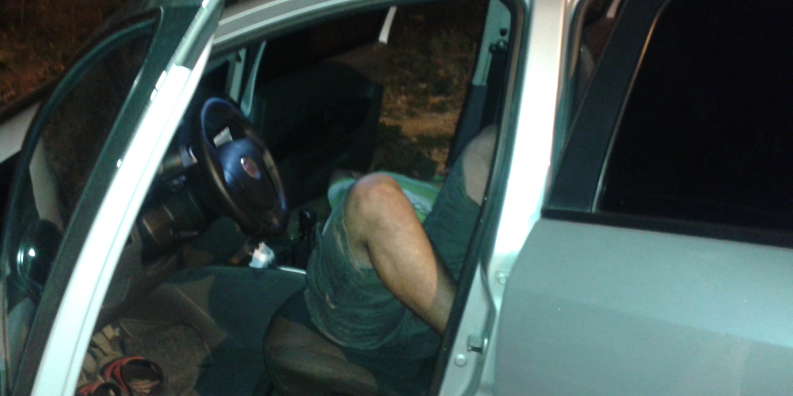 Carro em atitude suspeita é abordado em Santaluz e PM prende condutor dormindo com revólver calibre 38