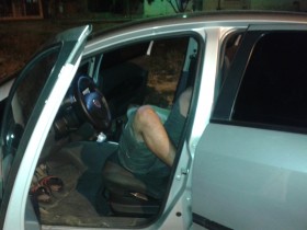 A PM acredita que o homem bebeu tanto que adormeceu e nem conseguiu desligar o carro.