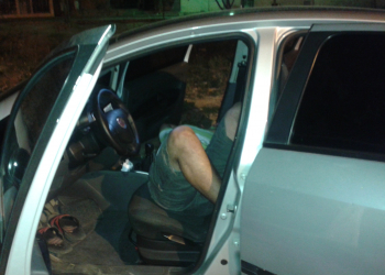 Carro em atitude suspeita é abordado em Santaluz e PM prende condutor dormindo com revólver calibre 38
