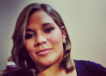 Jovem morre com descarga elétrica enquanto usava prancha de alisar cabelo