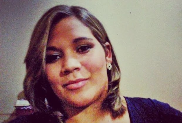 Jovem morre com descarga elétrica enquanto usava prancha de alisar cabelo