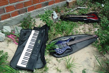 Instrumentos musicais furtados de igreja são abandonados em terreno