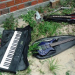 Instrumentos musicais furtados de igreja são abandonados em terreno
