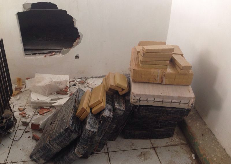 Policiais Civis encontram meia tonelada de maconha em parede falsa