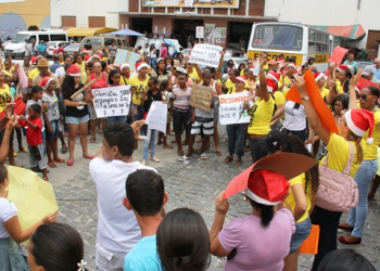 Monitores  promovem manifestação contra o “ fim do PETI” em Conceição do Coité