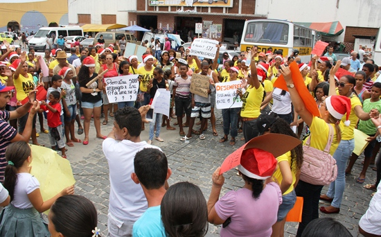 Monitores  promovem manifestação contra o “ fim do PETI” em Conceição do Coité