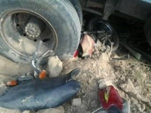 Motociclista fratura as duas pernas e um braço ao ser atingido por caminhão