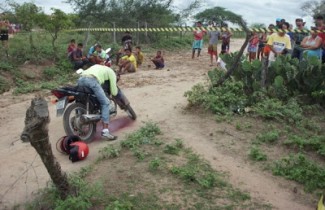 Mesmo morto a vítima permaneceu em pé sobre a moto.