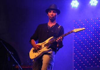 Guitarrista Paulo Roberto faz bela apresentação na noite cultural da festa da padroeira