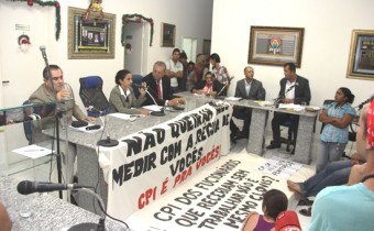 Duas faixas direcionaram criticas ao autor do pedido da CPI.