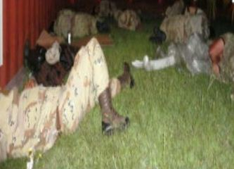 Fotos de policiais que trabalharam no sorteio da Copa são publicadas com PMs dormindo ao relento