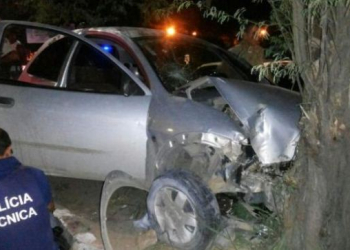 Policial militar morre ao colidir carro em árvore em Feira de Santana