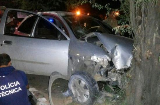 Policial militar morre ao colidir carro em árvore em Feira de Santana