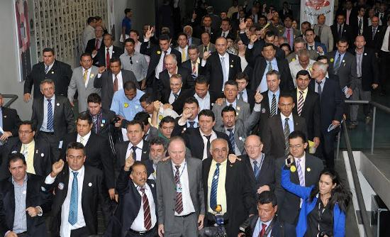 Prefeitos protestam na Câmara dos Deputados contra empobrecimento dos municípios