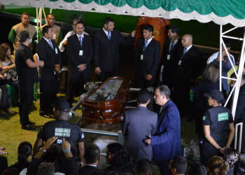 Corpo do cantor Reginaldo Rossi é sepultado em Recife