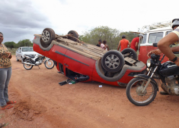 Pick-up capota na estrada Riachão/Ichu e deixa motorista em estado grave