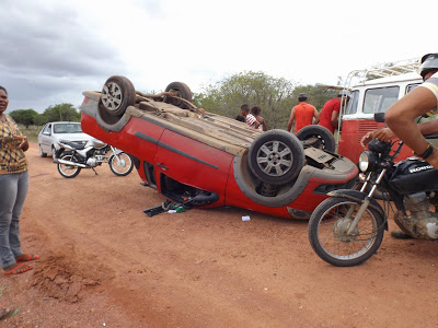 Pick-up capota na estrada Riachão/Ichu e deixa motorista em estado grave