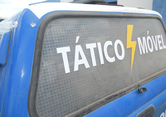 Na parte alta do lado esquerdo da viatura marcas de tiros.