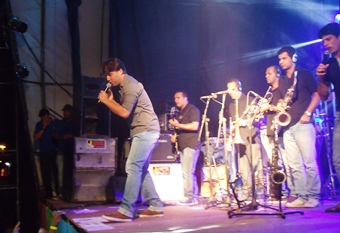 Show com Tayrone Cigano na cidade de Queimadas resulta em quebra-quebra