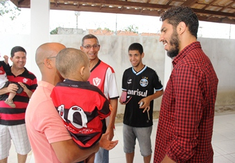 De férias, zagueiro Wallace visita familiares e amigos