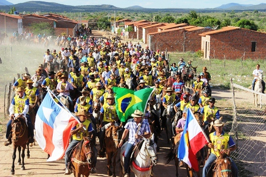 Cavalgada dos Amigos de Quijingue reuniu centenas de vaqueiros e amazonas de várias cidades da região sisaleira
