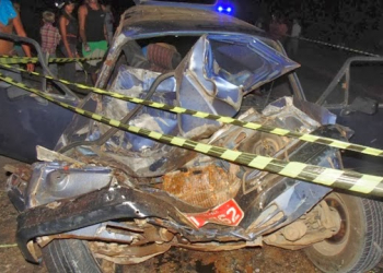 Motorista de Caravan morre ao colidir veículo com caminhão boiadeiro na BA 130