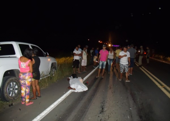 Dois homens morrem em colisão envolvendo moto e caminhonete na BA 220