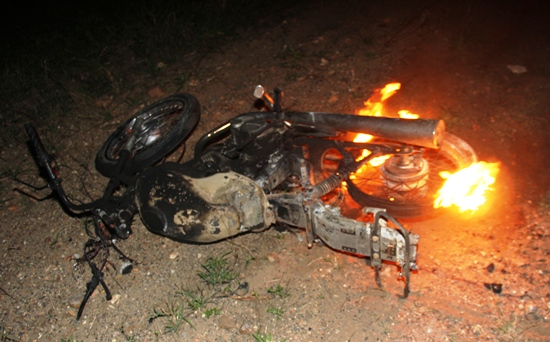 Mulher morre e marido fica ferido em acidente envolvendo moto, cavalo e caminhão – Veja o vídeo