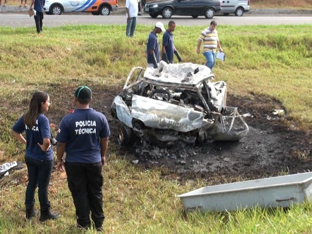 Ambulância de Irecê capota, pega fogo e mata os quatro ocupantes