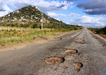 Motoristas devem ficar atentos aos buracos na BA 120