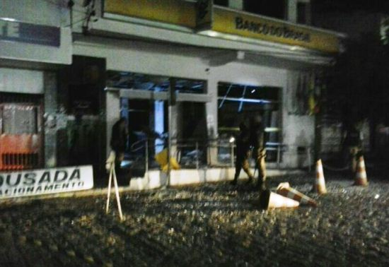 Bandidos explodem caixas eletrônicos do Banco do Brasil de Araci
