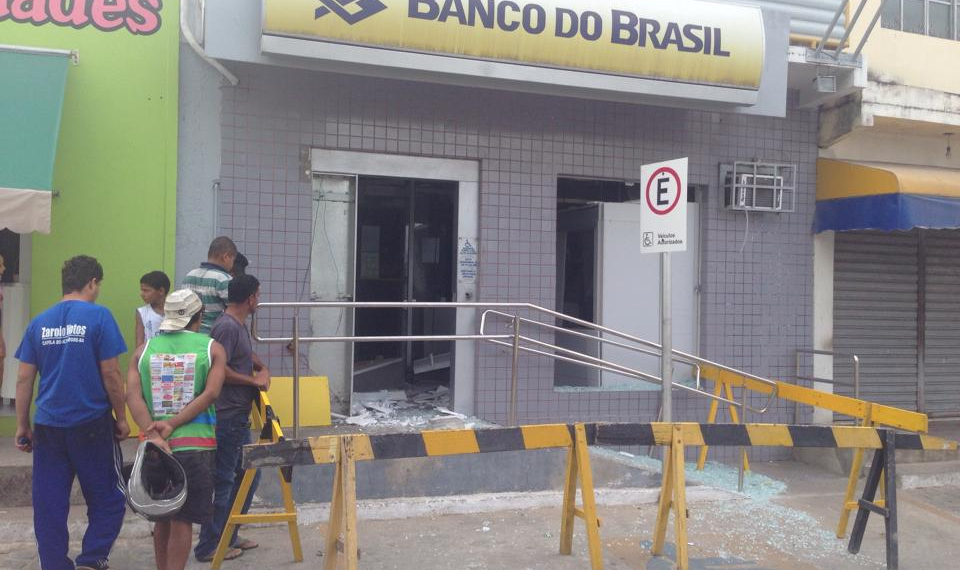 Bancos de Capela do Alto Alegre e Várzea do Poço são destruidos por explosivos